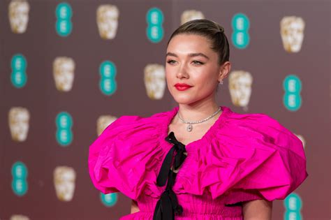 Florence Pugh w różowym prześwitującym kombinezonie kontynuuje swoją miłość do trendu Barbiecore