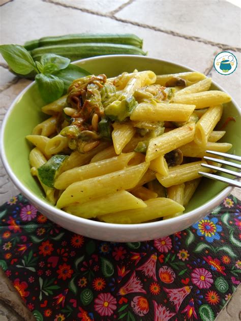 Pasta ai fiori di zucca e tonno un primo piatto velocissimo, saporito e leggero che si prepara nel tempo di cottura della pasta. Pasta con fiori di zucca, zucchine e mascarpone