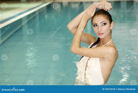 Mooie Jonge Vrouw Die Zich In Een Zwembad Bevindt Stock Foto Image Of Zwemmen
