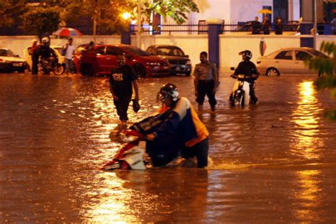 Dikemaskini 11.50 pagi gangguan bekalan air di selangor dan kuala lumpur semalam bukan satu krisis air kerana ia telah diuruskan menjelang tengah malam, kata kerajaan negeri selangor tadi. Gangguan Bekalan Air