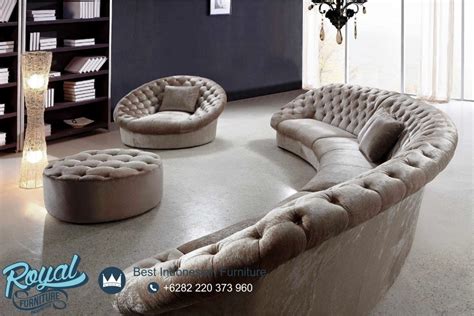 Ruang keluarga tidak hanya digunakan untuk berkumpulnya keluarga jika ruang tamu memiliki aquarium untuk menambah cerahnya suasana, apalagi dengan kolam yang berada di ruang santai? Sofa Santai Ruang Keluarga Elegan Mewah Terbaru | Royal ...