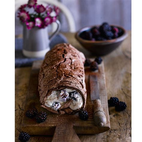 Chocolate & raspberry meringue roulade recipe tutorial surprisingly easy & delicious, this meringue roulade is the perfect. Chocolate and blackberry meringue roulade | Recipe ...