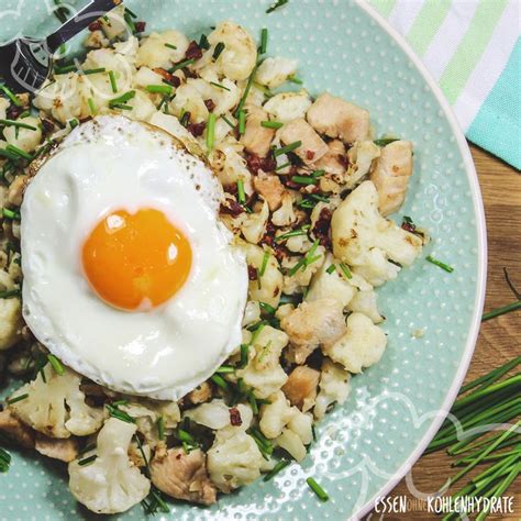 Die butter schmelzen und den knoblauch, den blumenkohl und die gehackte petersilie darin braten. Gerösteter Blumenkohl mit Ei | Rezept | Gerösteter ...