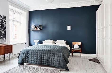 mur bleu dans la chambre : visite d'un appartement ...