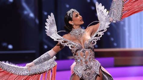 Miss Universo 2021 Janick Maceta Homenajeó A La Bandera Peruana En El Desfile De Traje Típico