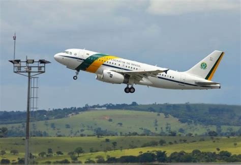 O presidente jair bolsonaro (republicanos) foi recebido com vaias e em outro, publicado pelo canal bolsonarista foco do brasil, bolsonaro rebate os manifestantes enquanto entrava no avião para tirar. Avião de Bolsonaro precisou arremeter em MT por causa da fumaça de queimadas - Leia MT