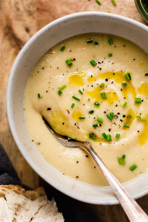 My favorite vegan potato leek soup recipe features tender potatoes, mellow flavored leeks and simple herbs made healthy and easy! Cozy Potato Leek Soup Recipe - Furilia | Your daily fix in cuisine, beauty, health and more