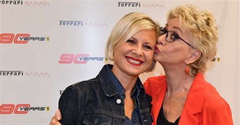 Enrica bonaccorti si commuove durante ho qualcosa da dirti su tv8. Live-Non è la D'Urso: scontro tra Antonella Elia e Enrica ...