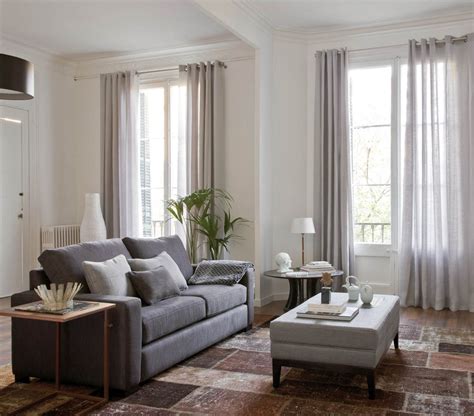 Hay infinitos diseños que se pueden elegir, por ejemplo, en una habitación con tantos colores y mezclas de estampados diferentes, unas cortinas de algodón a cuadros en una barra de hierro parecen armonizar con la mezcla de estampados. Salón Comedor | Tu Cortina