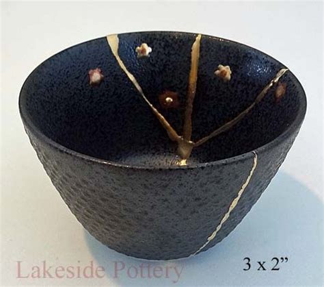 The player must make the gold bowl by using two gold bars and a hammer at an anvil while holding the sketch given to the player by gujuo to make a gold. kintsugi available for sale: http://lakesidepottery.com ...