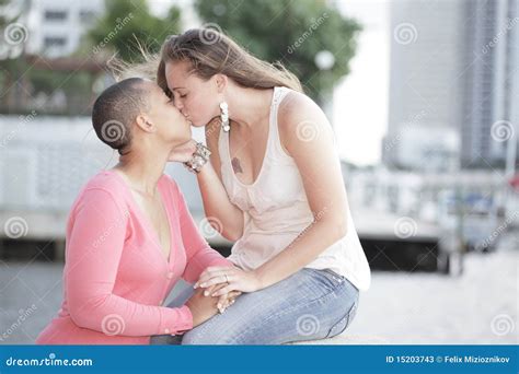 Baciare Delle Due Donne Immagine Stock Immagine Di Amare