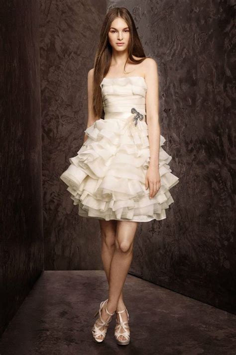 Auch große größen, vintage und boho brautkleider! Brautkleid mit Rüschen und trägerlos | Kurze ...