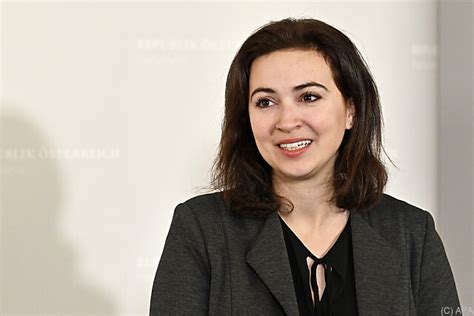 Wir könnten nicht glücklicher sein, dass wir ab sofort zu dritt sind. Familienzuwachs - Justizministerin Alma Zadic erwartet ein ...