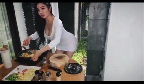 pakai baju super seksi saat masak wanita ini bikin orang gagal fokus