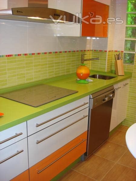 Ponemos una sartén amplia y con fondo al fuego y ponemos a. Foto: Cocina Moderna combinada Blanco y Naranja con ...