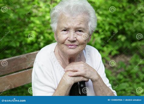 Portret Van Oude Oma Op Een Aardige Parkbank Stock Foto Image Of Bejaarden Buiten