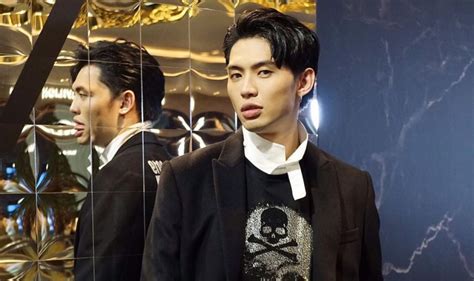 ผู้ประกาศข่าวชาย ช่อง nbt ติดเชื้อโควิด ยังไม่แน่ชัดมีผู้เสี่ยงสูงกี่ราย. ผู้ติด มาจากเคสของ ดีเจมะตูม