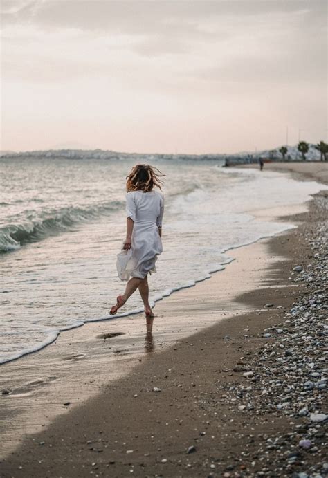 Девушка на пляже Donna Acqua
