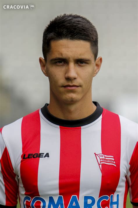 Ekim 2012'de ks cracovia ilk takım kadrosuna terfi ettikten sonra kariyerine başladı. bartosz kapustka - uludağ sözlük