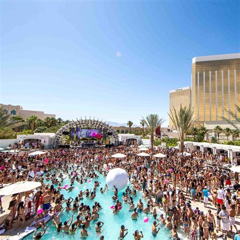 Dive Into The Best Las Vegas Pool Parties Right Now Las Vegas Pool