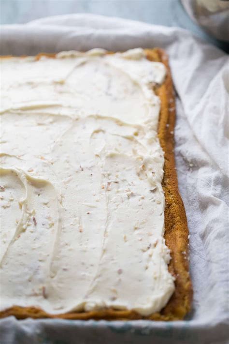 Get the recipe for a classic, delicious pumpkin roll with cream cheese frosting + two absolutely key tips for a perfect pumpkin roll every time! The Best Pumpkin Roll Recipe - LemonsforLulu.com