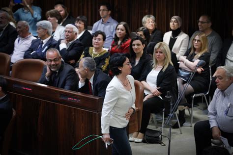 לאחר שהסתיימה היום (חמישי) ספירת כלל קולות המצביעים בבחירות, התבהרה גם חלוקת המנדטים הסופית למפלגות השונות. חברי-הכנסת הערבים צבועים פחות מהעיתונאים שמסקרים אותם ...