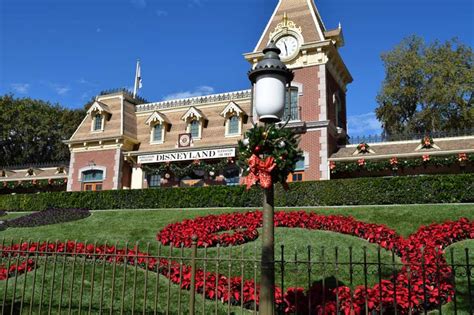 Disneyland pictures, disneyland photo galleries. Guide to Planning for Disneyland Christmas 2019