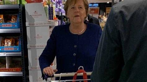 Im bundestag warb sie unter anderem für längere ferien und die schließung von. Trotz Corona-Krise: Angela Merkel kauft selbst im ...