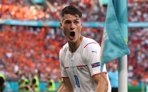 Gdyby jednak w statystykach wliczać gole samobójcze jako oddzielnego zawodnika, żaden piłkarz nie byłby nawet blisko korony króla strzelców. Euro 2020. Ależ walka o koronę króla strzelców. Szwed ...