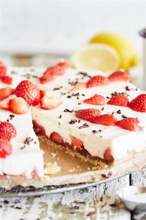 Die schokolade dabei schmelzen lassen. Süß und erfrischend: Philadelphia-Torte mit Erdbeeren ...
