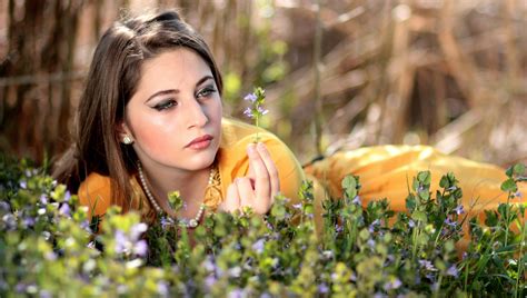 무료 이미지 잔디 사람 식물 소녀 사진술 목초지 햇빛 모델 봄 가을 노랑 금발의 플로라 시즌 꽃들 아름다움 공주님 매혹적인 파란 눈