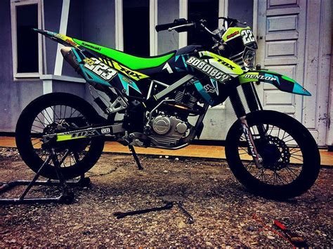 Niat awal hanya ingin memasang suspensi upside down, rupanya. 80 Foto Modifikasi Motor Trail Kawasaki KLX 150 Supermoto