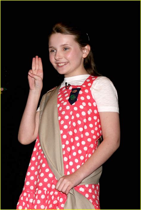 Abigail Breslin Enters Girl Scout Central Photo 1025151 Pictures