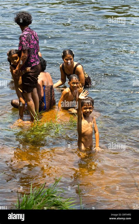 La Population Locale De Prendre Un Bain Dans La Rivi Re L Teuk Chhou Rapids Dans La Province