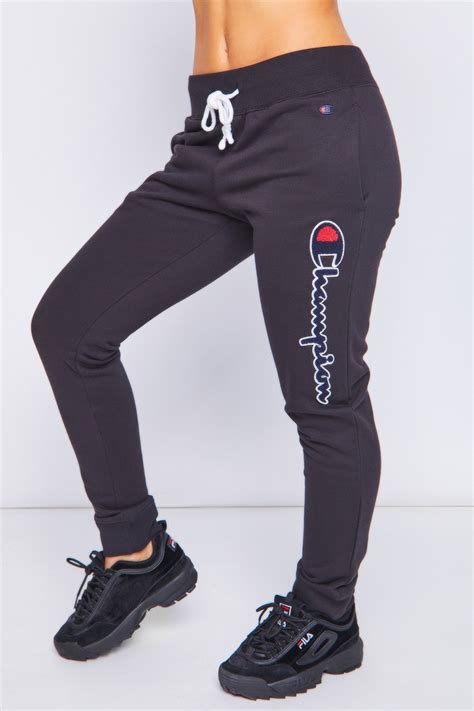 Champion, la marque vintage au look rétro mais intemporelle est disponible sur le site de brentiny paris avec un large choix. Jogging Champion noir - Brentiny Paris