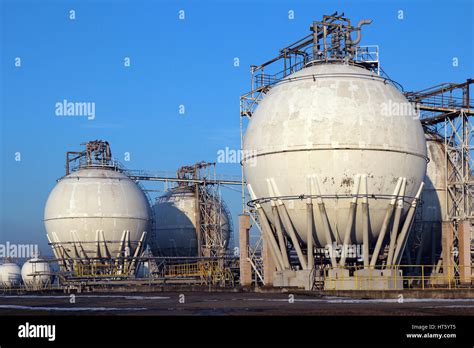 Crude Oil Storage Tanks In Hi Res Stock Photography And Images Alamy