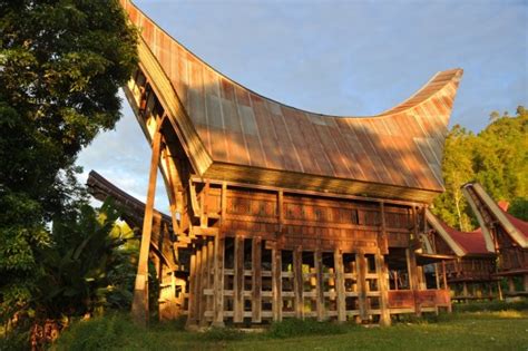 Ketika anda melihat rumah adat ini pasti mudah sekali mengingatnya karena rumah adat tongkonan memiliki atap rumah yang berbentuk lancip. Mengenal Lebih Dekat Rumah Adat Sulawesi Selatan