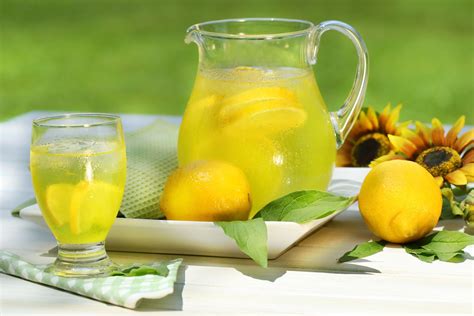 The Benefits Of Lemon Water In The Morning (And How To Make It)