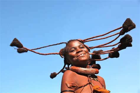Ragazza Di Himba Di Dancing Nel Namibia Fotografia Editoriale