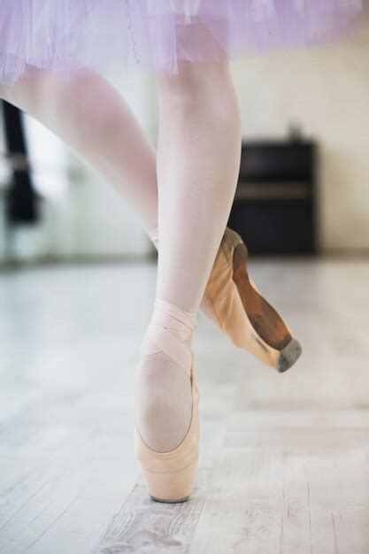 Crop Jambes Du Danseur De Ballet Photo Gratuite