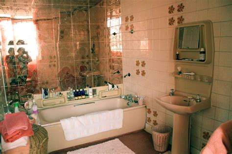 Sixties sinks in accent colors (1966). Help! My bathroom suite is stuck in the 1970s -advice from ...