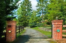 Brick columns installed at an entrance give your property a sophisticated, tailored look. Metal gate with brick columns | Brick columns driveway ...