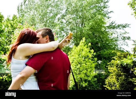 Couple D Amoureux S Embrasser Passionn Ment Dans Le Parc Photo Stock Alamy