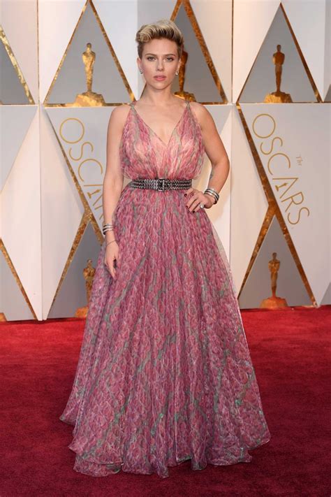 Scarlett Johansson Bares Sideboob At The 2017 Oscars