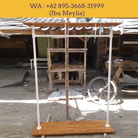 Terbuat dari bahan material yang baik dan memiliki fitur anti slip rak gantungan baju ini terbuat dari pipa besi yang sangat tebal sehingga kokoh untuk anda menggantungkan baju anda pada hanger ini. Rak Gantung Pajangan, WA +62895-3668-31999