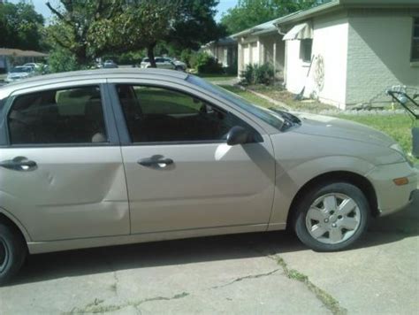 Sell Used 2007 Ford Focus Se Sedan Gold 4 Door 20l In Fort Worth