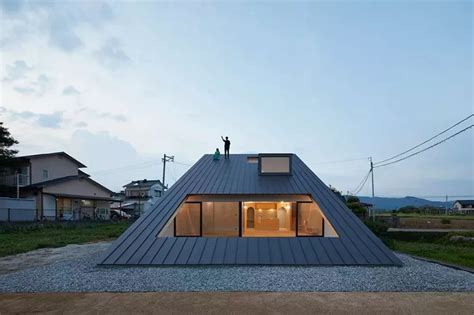 Modern Japanese House Style With Hipped Glass Roof To Show Off Nature