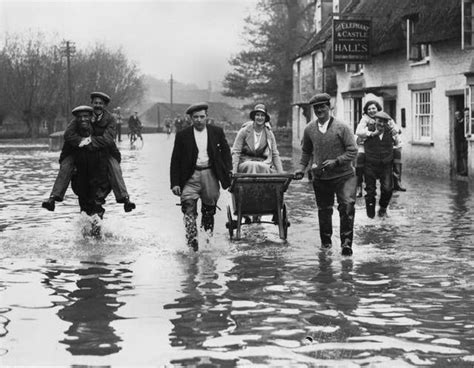 65 Photos Spanning Two Centuries Of Flooding In Britain Flood Vintage Photography Old Photos