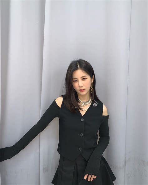 Therefore, 발 벗고 나서다 translates to come forward barefooted. 박초롱 인스타 - 걸그룹 갤러리 - 에펨코리아