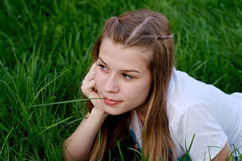 images gratuites herbe la personne fille femme cheveux la photographie prairie fleur